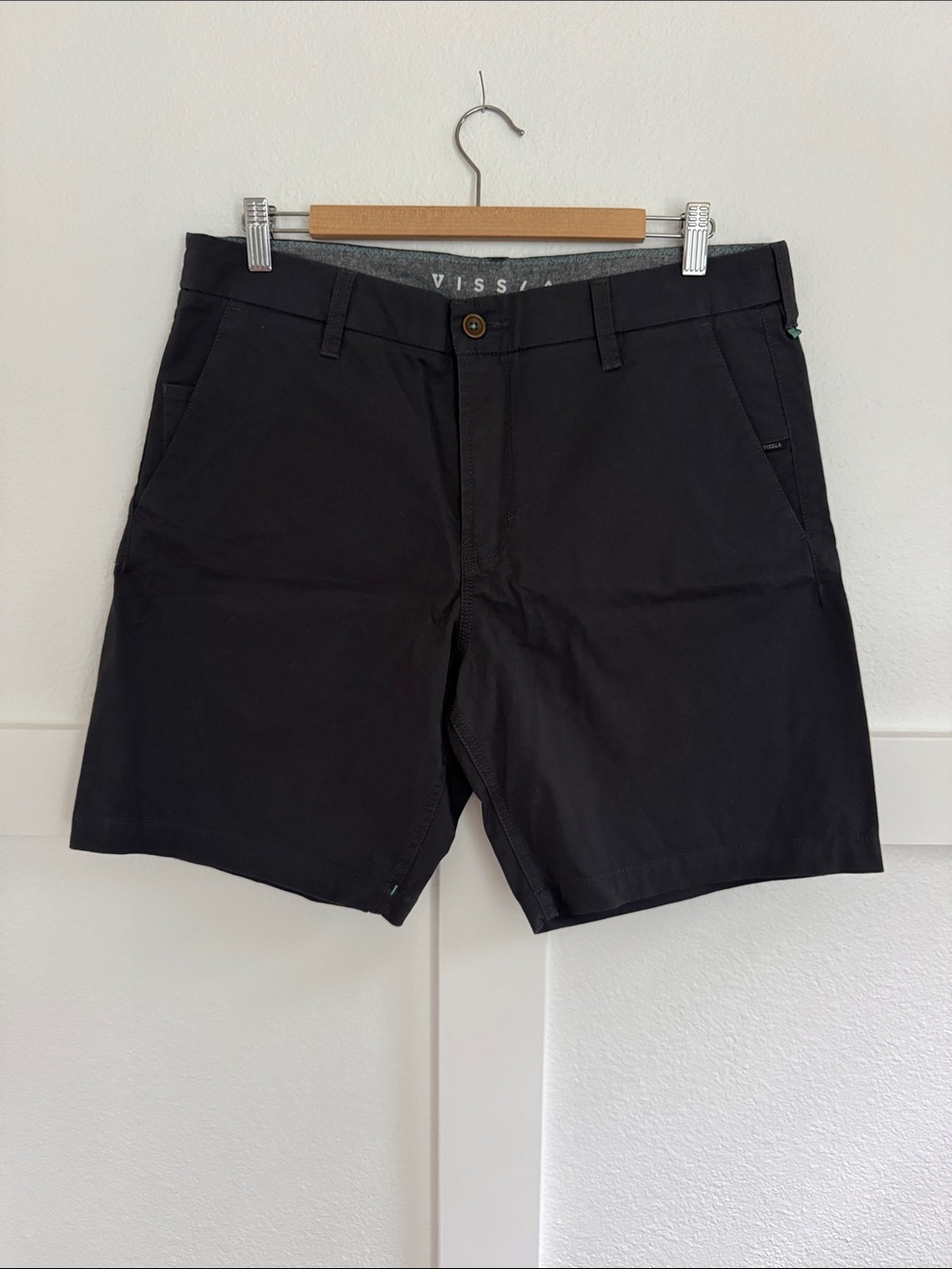 VISSLA Black Flat-Front Men's Shorts - 34